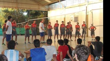 ENSEÑANZA. El entrenador de Pilar, Borrero, y todo el plantel contando sus experiencias a los chicos..