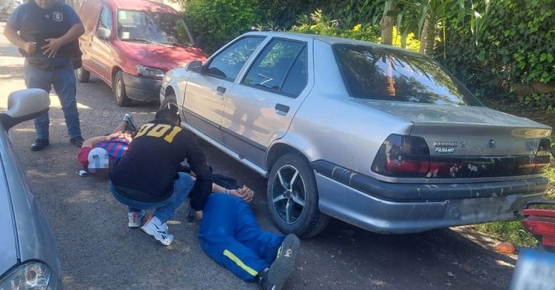 AL PISO. El tercer detenido cayó en Del Viso con el auto desde donde dispararon.
