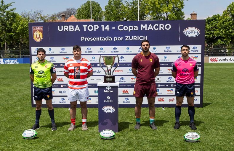 Los capitanes y ábitros de la semifinal entre Alumni y Newman.