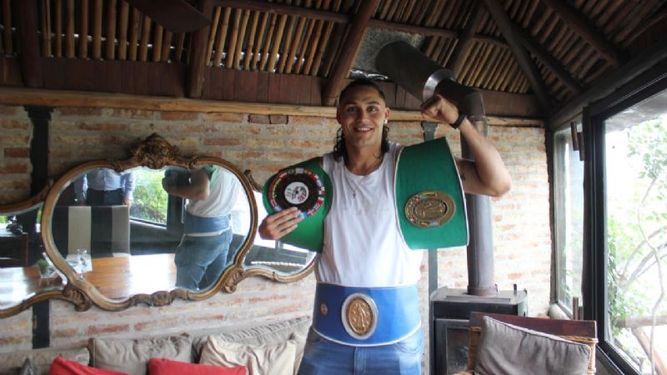 La triple corona de Yamil. Peralta con sus cinturones de campeón Argentino, Sudamericano y Latino..