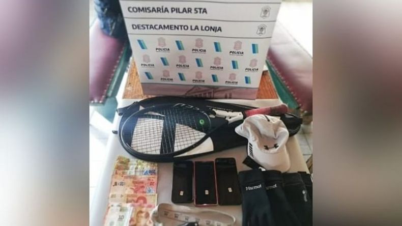 Los elementos secuestrados en el interior del auto en el que se desplazaban. .
