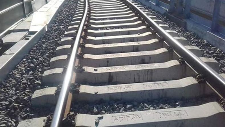 DERRETIDOS. Los rieles sufrieron las altas temperaturas y se cancelaron trenes..