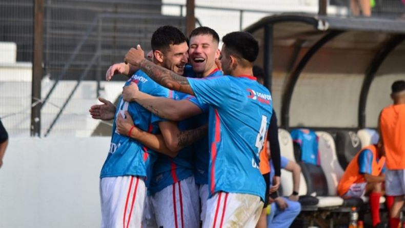 FELICIDAD. Peralta clavó el segundo y con sus compañeros se fundieron en un abrazo. (Foto: FREDY CABALLERO).