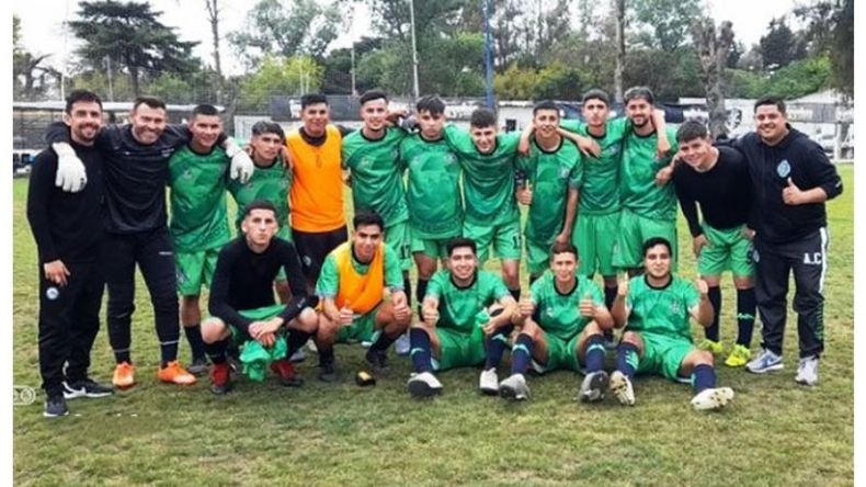 EQUIPO. Los pibes de Ferroviaria siguen en la pelea de la B..