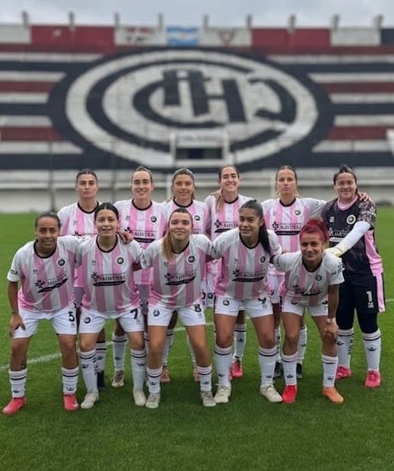 EQUIPO. Las Reinas se presentaron este sábado en San Martín.