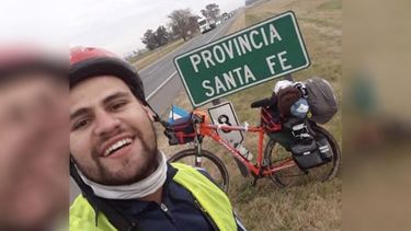 EN SANTA FE. Una de las paradas de Lucas, rumbo a Jujuy. .