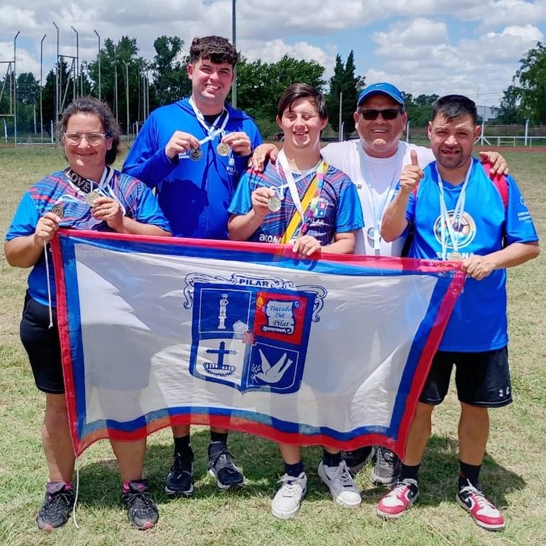 MEDALLISTAS. Los atletas de Pilar que volvieron con podios de Santa Rosa.