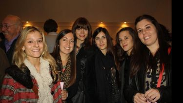 Al teatro. Grupo de amigas en el hall del teatro Lope de Vega, el día del estreno de “Bésame mucho”, de la Comedia del Pilar. La obra tuvo tres presentaciones a sala llena..
