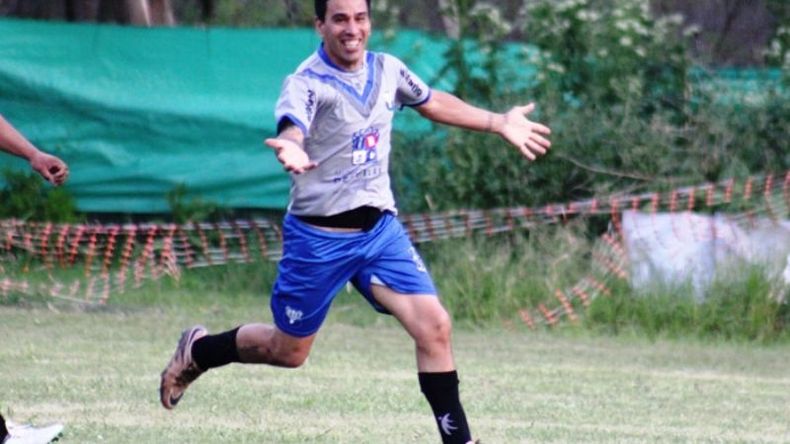 DESAHOGO. Scarafia grita con locura su gol, que selló el 2-1 para Flecha..