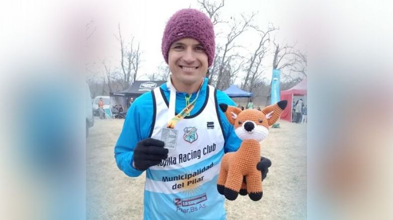 PREMIOS. Cena con su medalla y mascota, tras ganar la prueba..