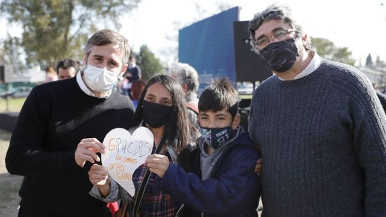 CORAZÓN. Achával entregó escrituras a familia del barrio San Alejo..