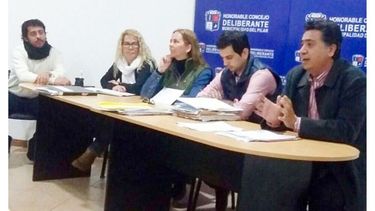 REUNIÓN. Madeira y Hahn expusieron junto a los concejales..