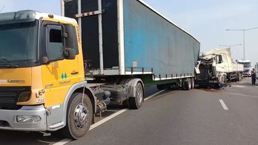 El choque de camiones en el kilómetro 51 del ramal Campana, en Escobar.