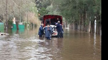 AYUDA. Bomberos y Defensa Civil recorren los barrios afectados y los que podrían sumarse en las próximas horas si el río sigue creciendo..