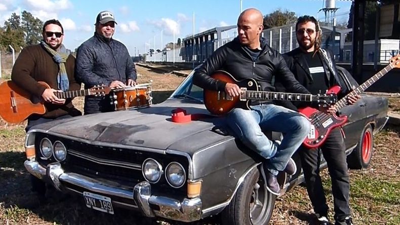 RUFIÁN. Blues de Manza, el tema con el que la banda local describe a su localidad. .