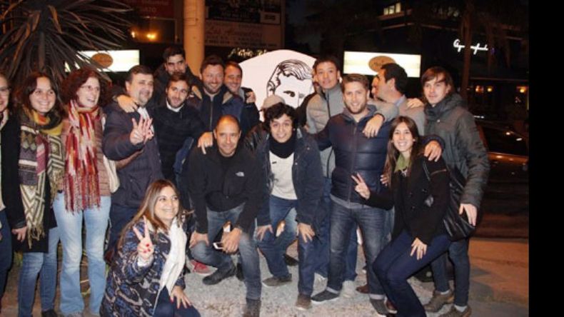TODOS UNIDOS. Concejales, dirigentes y militantes, en una foto cojunta frente al mural de Carlos Mugica..