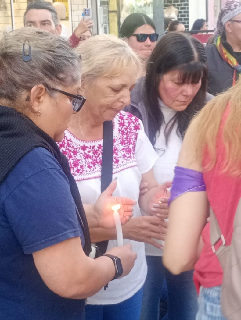 La madre de Solange Sanabria con una vela.