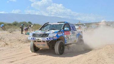 ABRIENDO CAMINO. La Hilux de Naivirt buscará mejorar hoy en el especial de Salta..