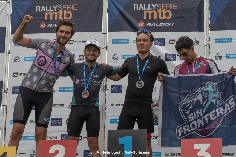 PODIO. Lautaro Andorno (3º en la foto) con la medalla de ganador del Rally Serie.