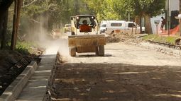 OBRAS. Las máquinas, trabajando sobre la calle Santiago del Estero..