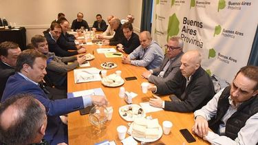 SERIOS. Ducoté y el resto de los intendentes, durante la reunión..