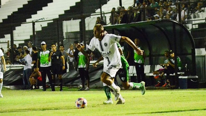 Alexis Arias al ataque. .