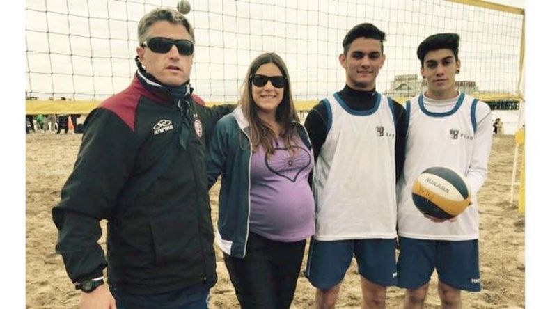 BEACH VÓLEY. Lucas Barrientos y Leandro Oviedo van por el oro. En la foto, con el DT Arturo Carey y Florencia Donatti..