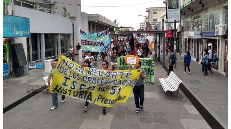 PEATONAL. Estudiantes del ISFD Nº51 endurecen la protesta por las carreras..