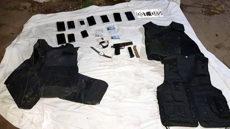 ALLANAMIENTOS. Chalecos antibalas, teléfonos y una pistola, los elementos incautados. .