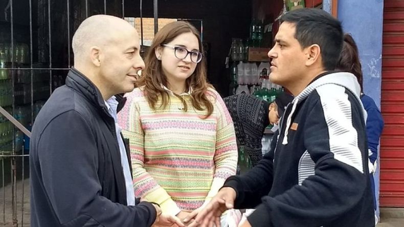 TIMBREO. Ducoté y Jésica Botule charlan con vecinos, en el timbreo de ayer, en San Alejo..