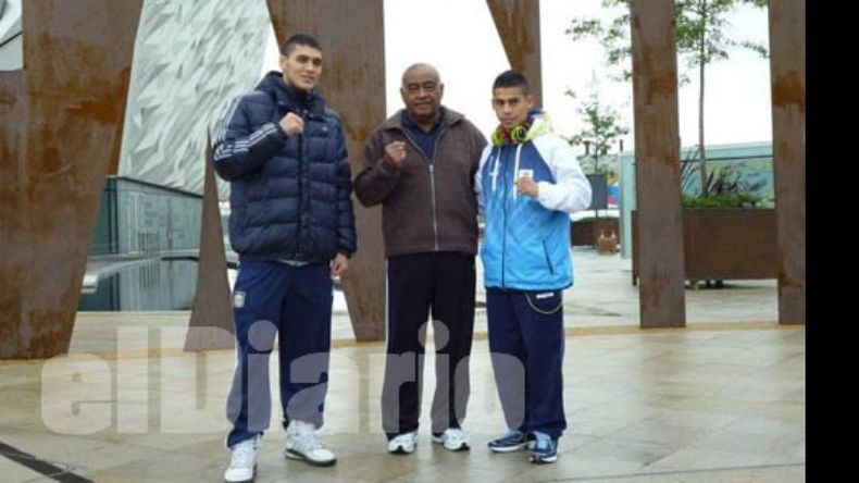 Yamil, el entrenador cubano Sarbelio Fuentes y el otro representante argentino en box, Alberto Melián, en el Museo del Titanic..