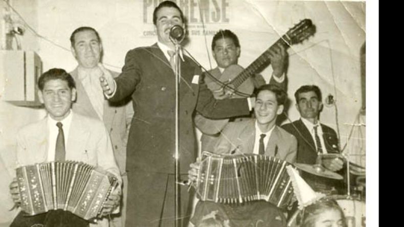 La orquesta “Los pilarenses” presentándose en el Club San Lorenzo durante los carnavales de 1955..