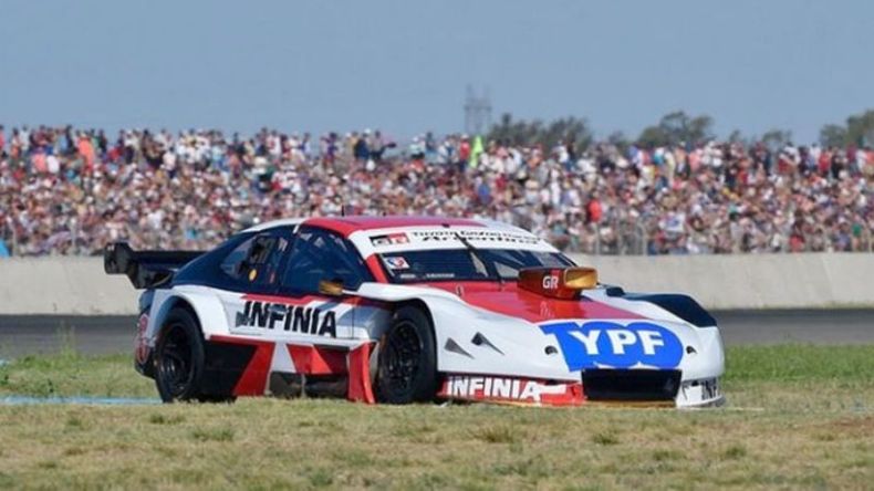 LEVANTADA. El Camry de Rossi repuntó en la final de Toay..