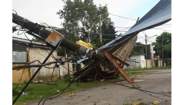 Poste y cables caídos en Pilar. Hubo unos 100 casos similares. .