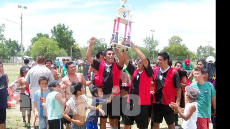 Todo Agustoni festeja con el trofeo la consagración en la categoría Mayores de 35 años..