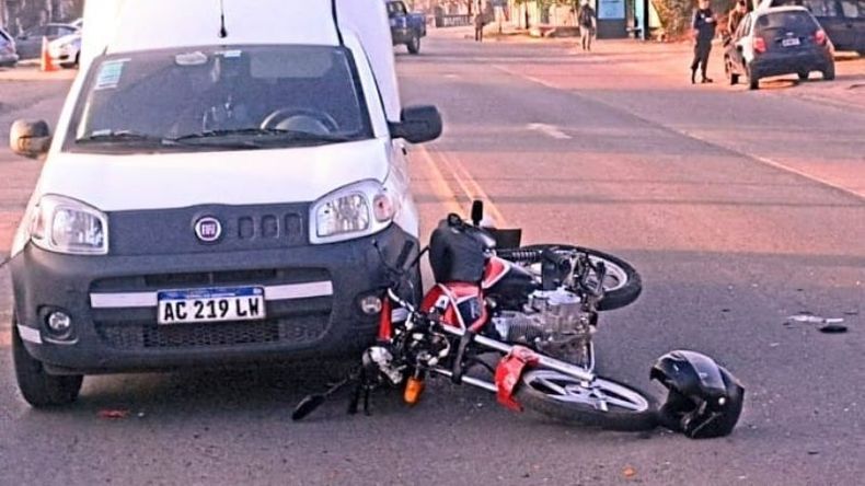 El motociclista tuvo que ser hospitalizado a causa de los politraumatismos que sufrió. Foto @juancaimpacto.