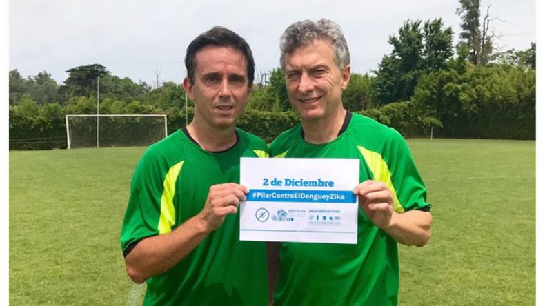 MACRI. El jefe de la bancada de concejales de Cambiemos, Sebastián Neuspiller, aprovechó uno de los partidos de fútbol que juega para el equipo de Mauricio Macri para comprometer al Presidente de la Nación con el operativo contra el dengue lanzado ayer..