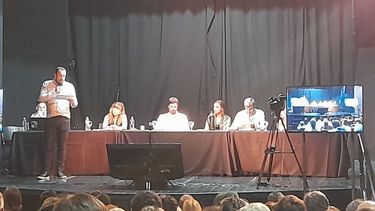 AUDITORIO. Con la sala el Ángel Alonso casi colmada se analizó el nuevo código urbano.