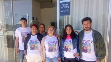 Cintia Giménez, mamá de Denise (segunda desde la derecha) junto a familiares, en la puerta del Juzgado de Menores de Pilar.