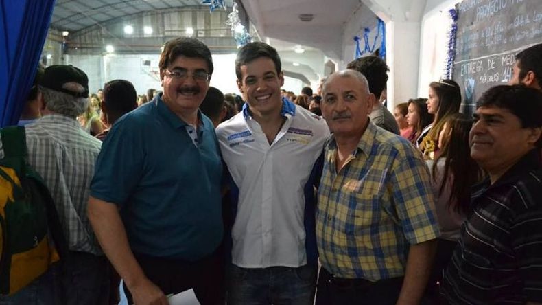 El piloto Diego Azar (centro), presente en los festejos de Unión. Foto Víctor Hugo Koprivsek..