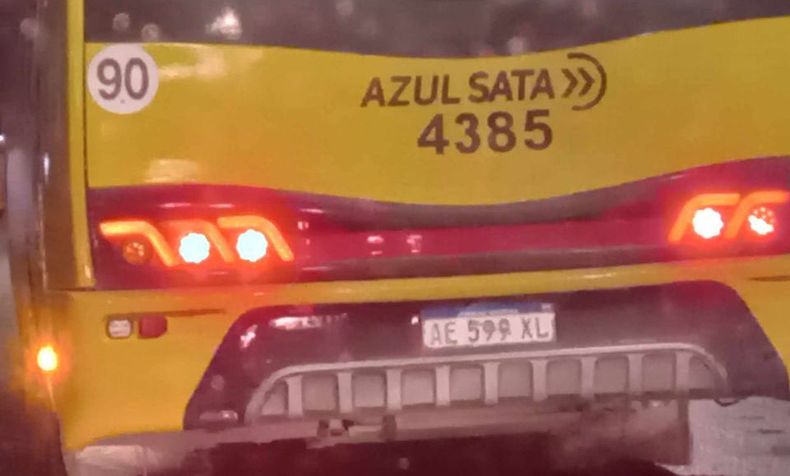 A ver si las autoridades hacen algo con los colectiveros. Esta unidad de la línea 203 pasaba los semáforos en rojo, en Ruta 8 La Lonja. Carlos Verenchuk.&nbsp;