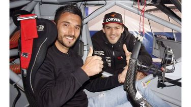 Fútbol y fierros. Tras jugar el sábado ante Temperley, Ignacio Scocco estuvo el domingo en Concepción del Uruguay viendo el TC. El delantero de Newell’s pasó por boxes y se subió a la Chevy de Matías Rossi. “Tuvimos la visita de @nachoscocco32 que además de crack es muy fierrero. Acá mostrándole mi chevy. ¡Gracias Nacho!”, reflejó el Misil en un tuit..