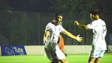 GOLEADA CONSUMADA. Alejandro Noriega festeja con Axel Abad, su segundo tanto y el tercero de Real Pilar.&nbsp; 