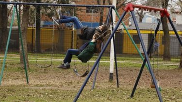 HASTA EL CIELO. Dos chicos disfrutan de los nuevos juegos..