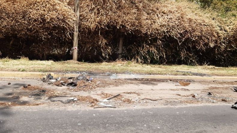 La camioneta incendiada fue retirada esta mañana de la calle Chubut. .