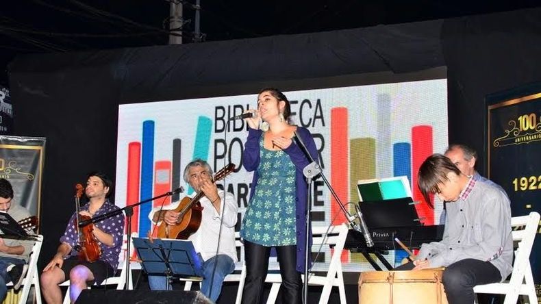 Artistas locales animaron la velada en la que la Biblioteca Popular Bartolomé Mitre celebró sus 100 años. .