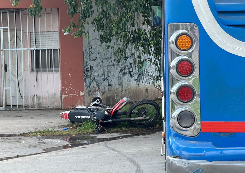 La moto y el colectivo involucrados en el accidente.