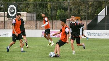ATAQUE. Lucas Chambi busca el pase. Real jugó un amistoso ante Huracán.