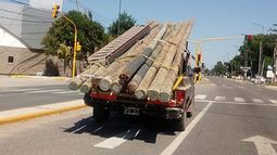 EN TWITTER. “En La Lonja, camión a pleno plantando postes de madera”. Lo escribió ayer Daniel Castro, vice 2º de Scipa. .