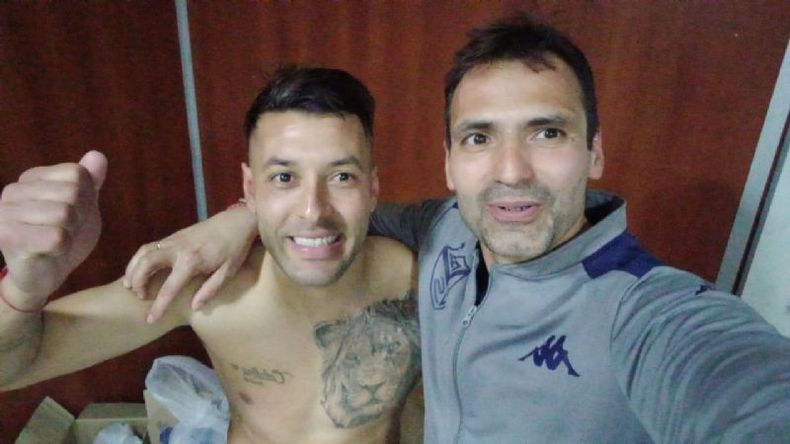 GOLEADOR. Pepe Vázquez festeja con Lucas Janson, máximo anotador de Vélez en la copa. .